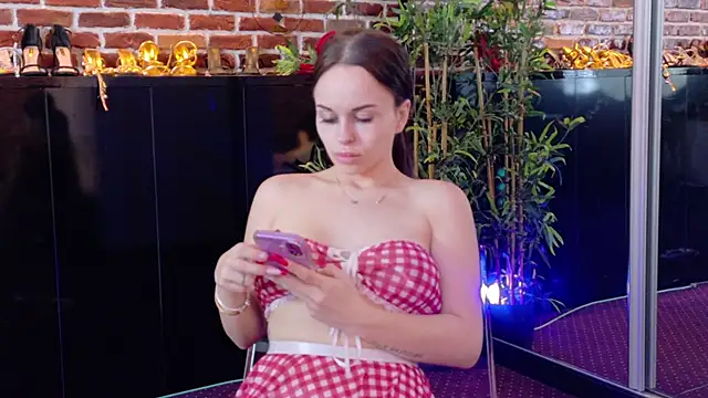 HannahIsabellee online show from May 15, 7:45 pm