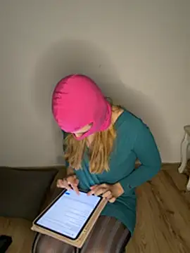 Snapshot of SweetyLucy555 chatting on June 7, 10:26 pm SweetyLucy555 online show from June 7, 10:26 pm