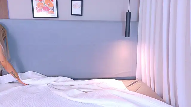 ZoeyPetit online show from May 24, 1:44 pm