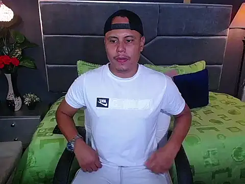 Snapshot of noah_oliver1 chatting on June 2, 1:27 am noah oliver1 online show from June 2, 1:27 am
