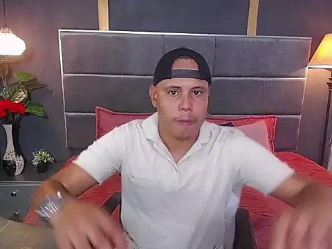 Snapshot of noah_oliver1 chatting on June 11, 1:16 am noah oliver1 online show from June 11, 1:16 am