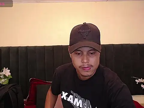 Snapshot of noah_oliver1 chatting on May 1, 5:18 pm noah oliver1 online show from May 1, 5:18 pm