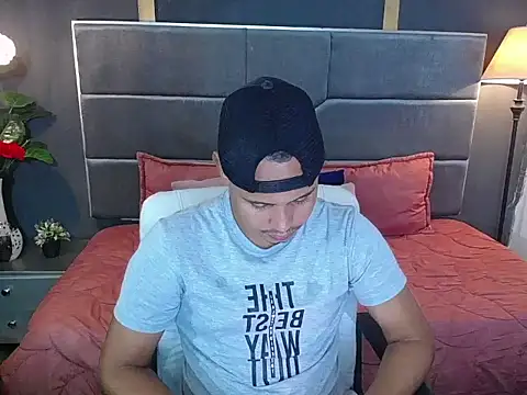 Snapshot of noah_oliver1 chatting on June 16, 1:05 am noah oliver1 online show from June 16, 1:05 am