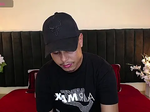 Snapshot of noah_oliver1 chatting on May 6, 7:07 pm noah oliver1 online show from May 6, 7:07 pm