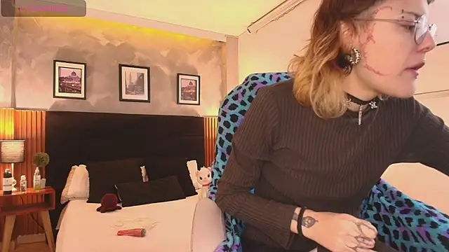 Snapshot of Rossiee_huntt chatting on May 19, 1:40 pm Rossiee huntt online show from May 19, 1:40 pm