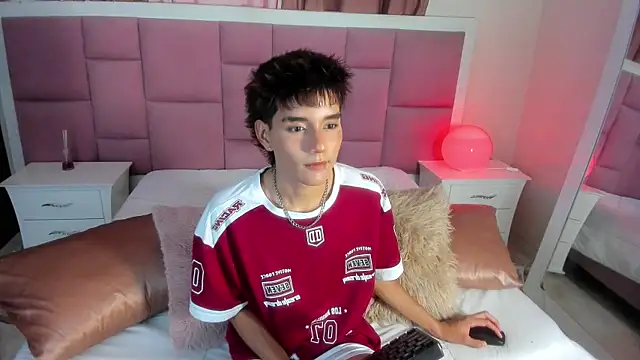 Snapshot of christopher_robin4 chatting on June 14, 7:26 pm christopher robin4 online show from June 14, 7:26 pm