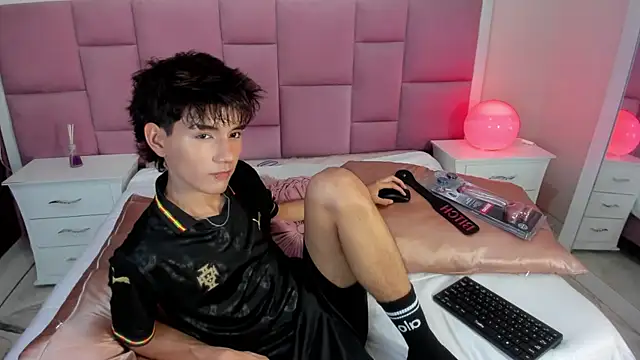 Snapshot of christopher_robin4 chatting on June 4, 7:29 pm christopher robin4 online show from June 4, 7:29 pm