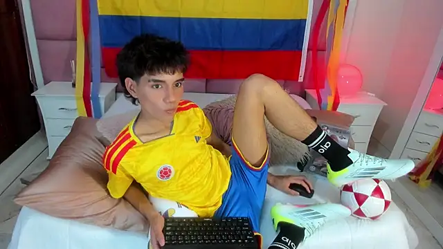 Snapshot of christopher_robin4 chatting on June 11, 7:33 pm christopher robin4 online show from June 11, 7:33 pm