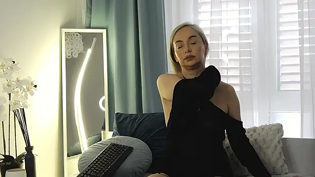 OrianaWade online show from May 8, 5:44 am