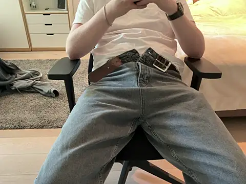 hotbiboy2003 online show from April 28, 2:10 pm