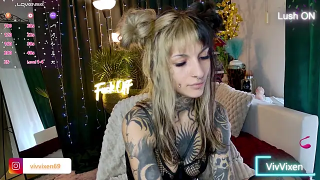 Snapshot of VivVixen chatting on June 1, 2:06 pm VivVixen online show from June 1, 2:06 pm