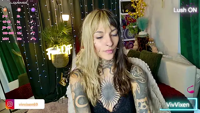 Snapshot of VivVixen chatting on June 22, 4:59 pm VivVixen online show from June 22, 4:59 pm