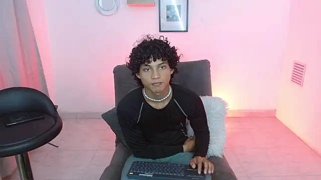 Snapshot of hades_derox_ chatting on May 7, 12:37 am hades derox online show from May 7, 12:37 am