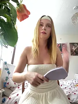 Snapshot of Young_Lizzie chatting on May 27, 1:51 pm Young Lizzie online show from May 27, 1:51 pm