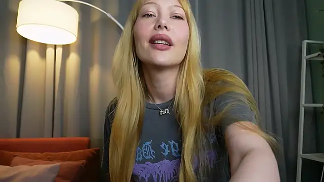 Snapshot of _Mila_Luna_ chatting on May 21, 9:12 pm Mila Luna online show from May 21, 9:12 pm