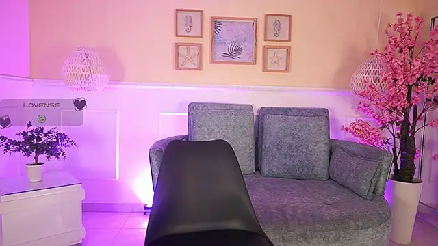 VioletJoness  online show from May 7, 11:35 am