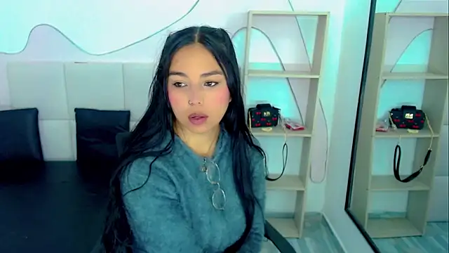 GiannaHott online show from April 30, 12:01 pm
