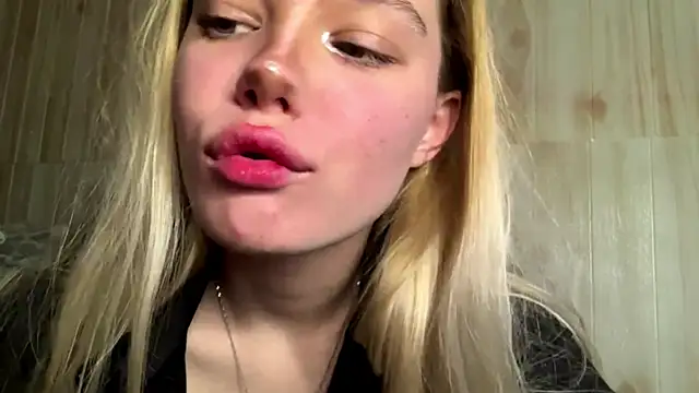 Snapshot of Malinwitch chatting on June 4, 2:44 pm Malinwitch online show from June 4, 2:44 pm