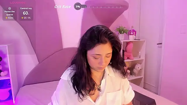 Chloethompson  online show from June 24, 7:55 pm