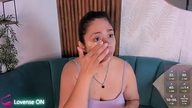 Chloethompson  online show from May 11, 1:12 pm