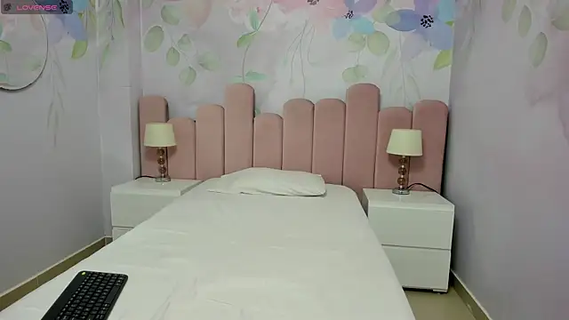 Snapshot of Miabloom19_ chatting on July 11, 11:05 pm Miabloom19 online show from July 11, 11:05 pm