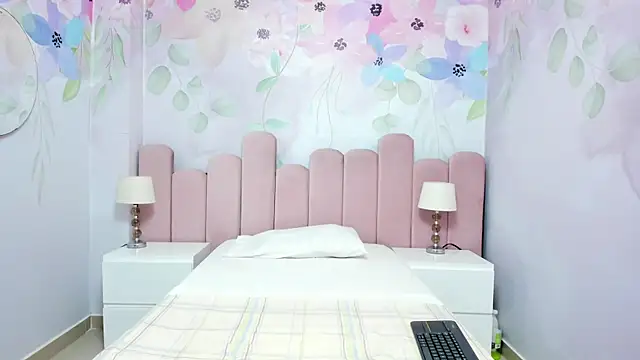 Snapshot of Miabloom19_ chatting on July 16, 11:24 pm Miabloom19 online show from July 16, 11:24 pm