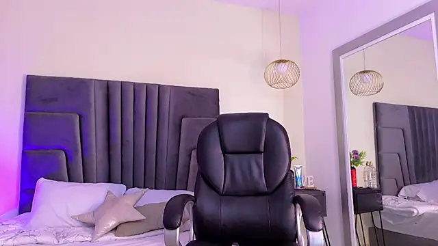 Snapshot of AlannaBlair chatting on July 28, 10:31 pm AlannaBlair online show from July 28, 10:31 pm