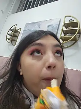 Snapshot of RoxanneDiaz chatting on June 11, 2:33 am RoxanneDiaz online show from June 11, 2:33 am