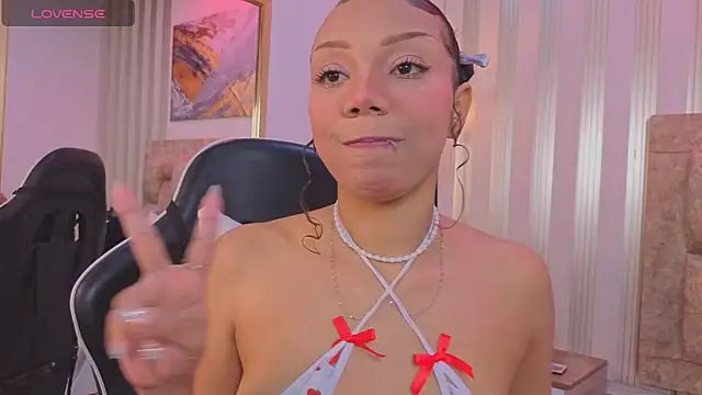 Snapshot of lilith_pink__ chatting on May 20, 3:47 am lilith pink online show from May 20, 3:47 am