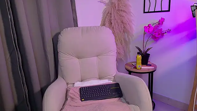 Alanna L online show from May 7, 2:09 pm