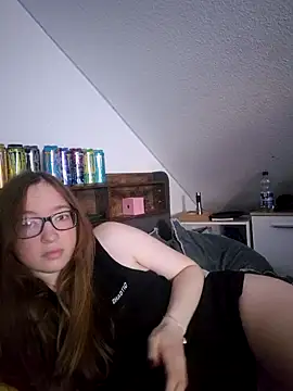 Snapshot of Freaky-Doll chatting on June 16, 5:24 pm Freaky-Doll online show from June 16, 5:24 pm