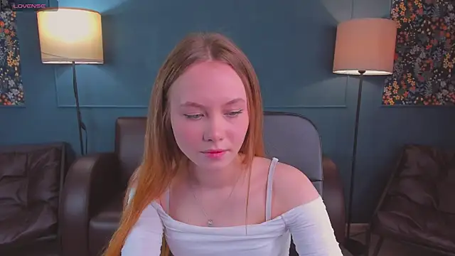 FloraLarsson online show from May 3, 10:42 am