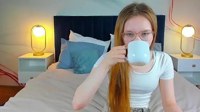 FloraLarsson online show from June 4, 3:11 am