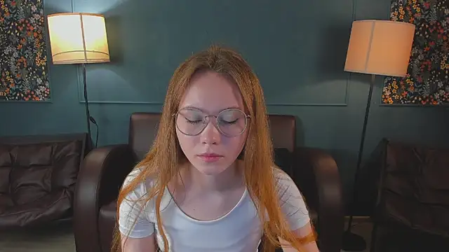 FloraLarsson online show from June 10, 3:30 am