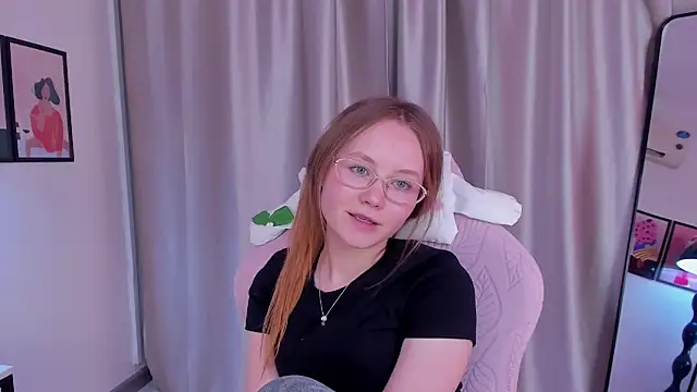 FloraLarsson online show from May 8, 4:44 pm