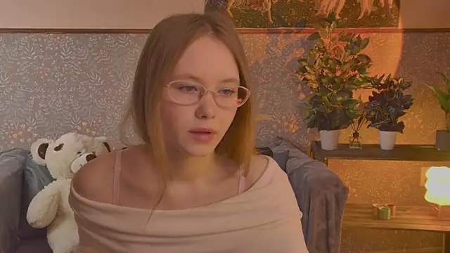 FloraLarsson online show from May 30, 10:32 am