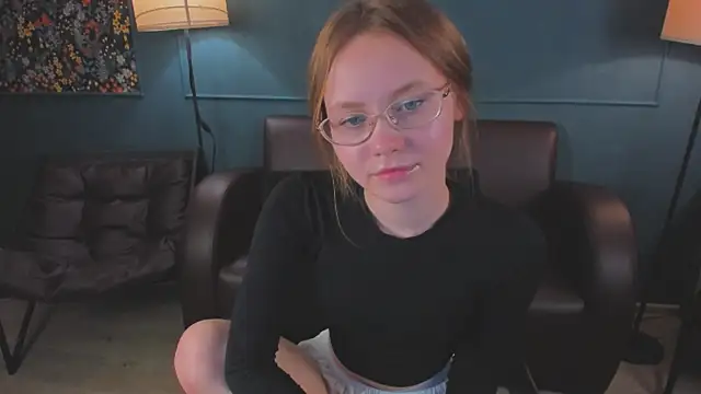 FloraLarsson online show from June 11, 3:31 pm