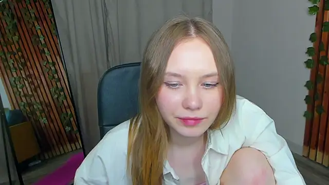 FloraLarsson online show from May 27, 3:41 pm
