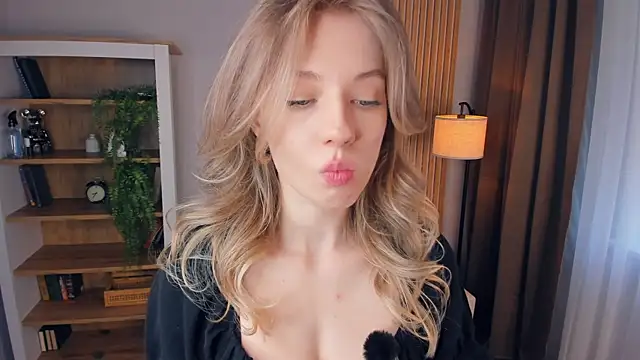 Snapshot of katemossse chatting on May 20, 6:54 am katemossse online show from May 20, 6:54 am