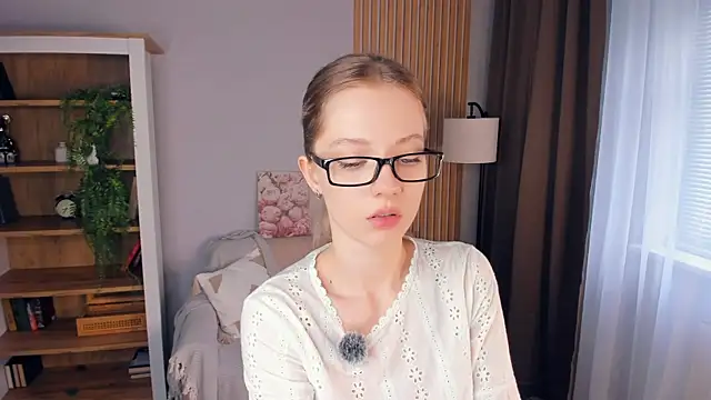 Snapshot of katemossse chatting on May 13, 7:37 am katemossse online show from May 13, 7:37 am