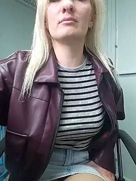 Snapshot of MartaHaze chatting on May 30, 6:53 am MartaHaze online show from May 30, 6:53 am