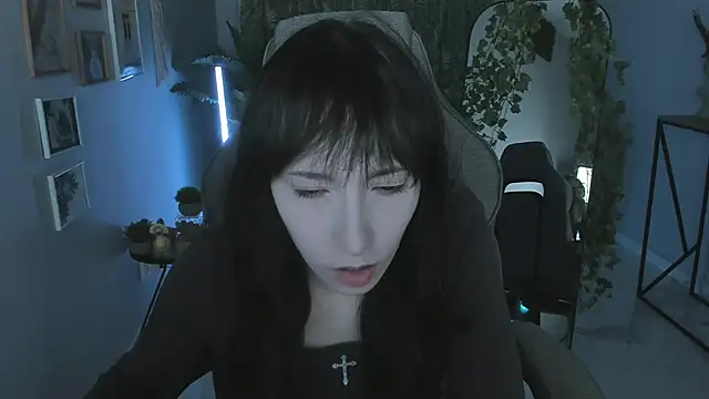 Snapshot of SeraphineSparda chatting on June 20, 12:43 pm SeraphineSparda online show from June 20, 12:43 pm