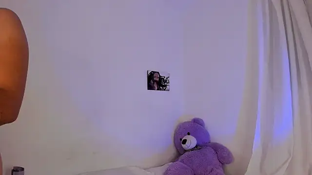 Snapshot of Violetta_cam_ chatting on May 17, 2:22 am Violetta cam online show from May 17, 2:22 am