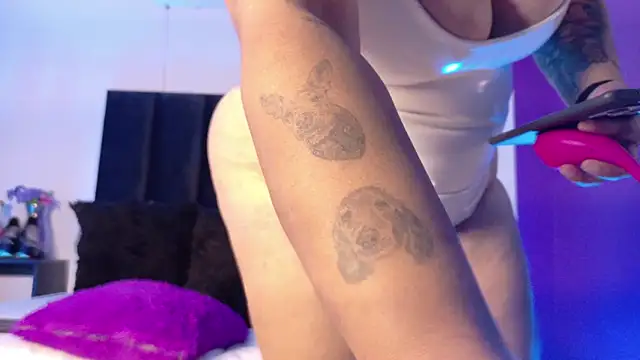 Snapshot of diosaEmmaJewell chatting on May 17, 2:44 am diosaEmmaJewell online show from May 17, 2:44 am