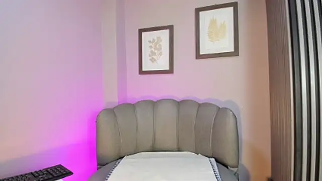 Snapshot of Roxanna_moore chatting on June 9, 12:17 pm Roxanna moore online show from June 9, 12:17 pm