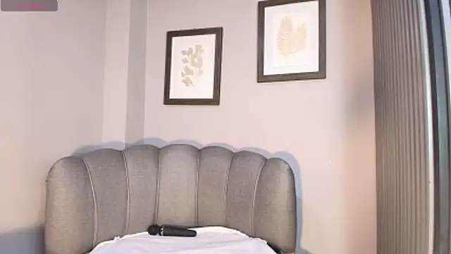 Snapshot of Roxanna_moore chatting on June 18, 3:05 am Roxanna moore online show from June 18, 3:05 am