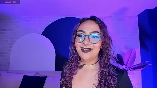 Snapshot of LoiseHarper chatting on May 5, 3:31 am LoiseHarper online show from May 5, 3:31 am