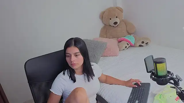 valerihouse  online show from May 30, 2:18 am