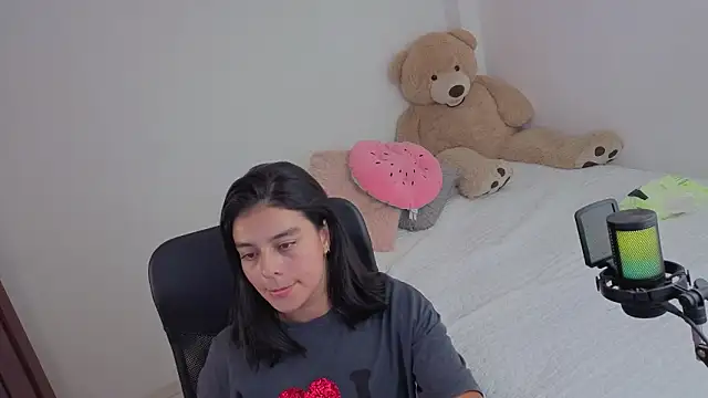 valerihouse  online show from June 3, 1:39 am