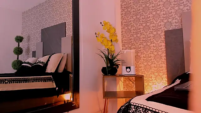 HornetNoir online show from May 13, 11:28 am
